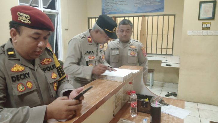AKP Zakaria selaku Pawas melakukan cek buku mutasi kegiatan Petugas Jaga Tahanan