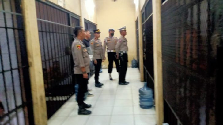 Pawas pagi hari Iptu Asmaludin melakukan kontrol tahanan didampingi Piket Provos