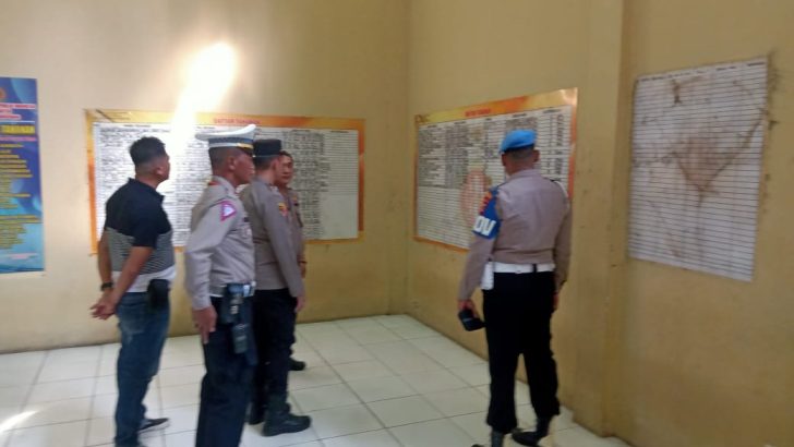 Pawas pagi hari Iptu Asmaludin,mensinkronkan jumlah tahanan dengan data yang ada