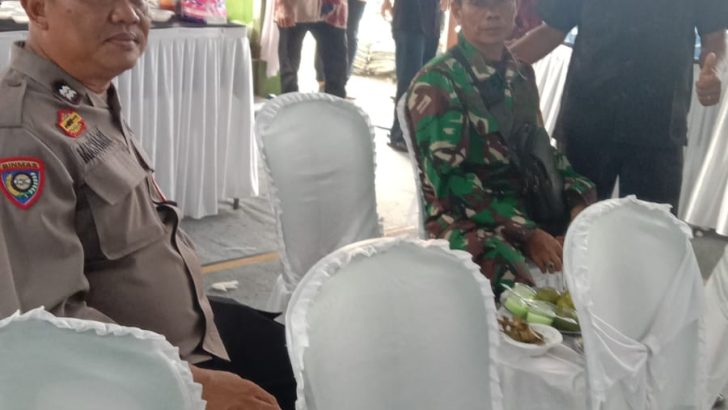 Bhabinkamtibmas Polsek Pasar Kemis Hadiri Undangan Pernikahan Putrinya Warga