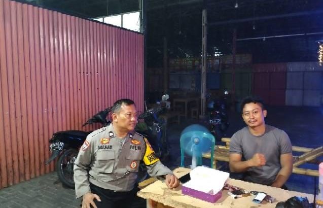 Bhabinkamtibnas Patroli Sambang di Kuliner Bumi Indah Sampaikan Pesan Kamtibmas