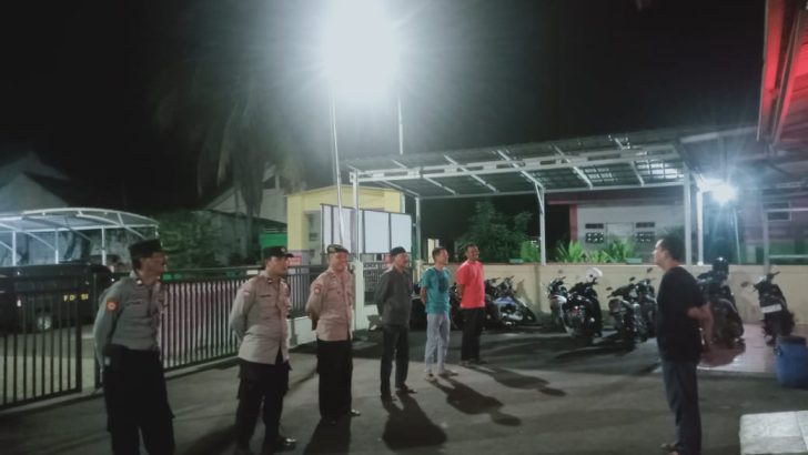 Melanjutkan tugas rutin, Pawas Polsek Kresek pimpin Apel Malam di halaman Mapolsek Kresek.