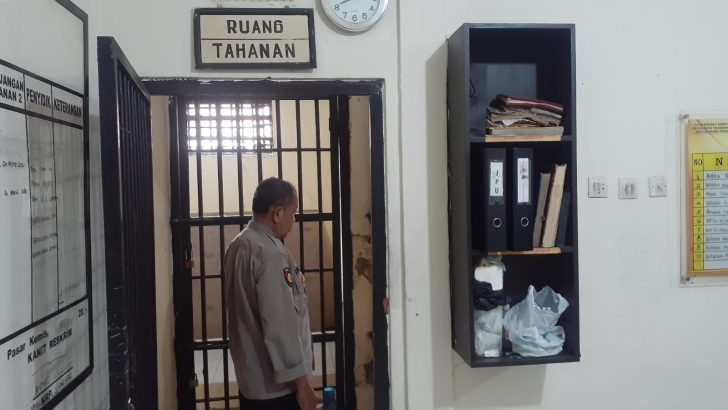 Petugas Piket Spkt Polsek Pasar Kemis Cek Ruang Tahanan Pada Pagi Hari