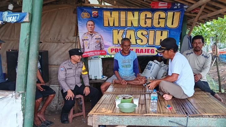 BABHINKAMTIBMAS DESA RAJEG MULYA MELAKSANAKAN GIAT RUTIN MINGGU KASIH KEPADA WARGA GUNA PEMELIHARAAN HARKAMTIBMAS