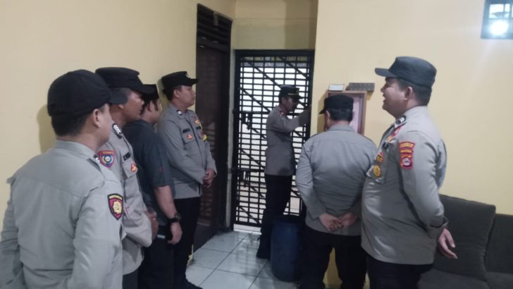 Antisipasi Hal Hal yang tidak diinginkan personil Polsek Rajeg melaksanakan pengecekan ruangan tahanan