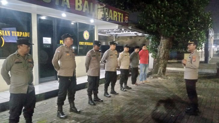 Sebelum Pelaksanaan patroli Mobile antisipasi wilayah terlebih dahulu diawali apel malam dipimpin Pawas guna menyampaikan Arahan dari Pimpinan kepada personil Polsek Rajeg
