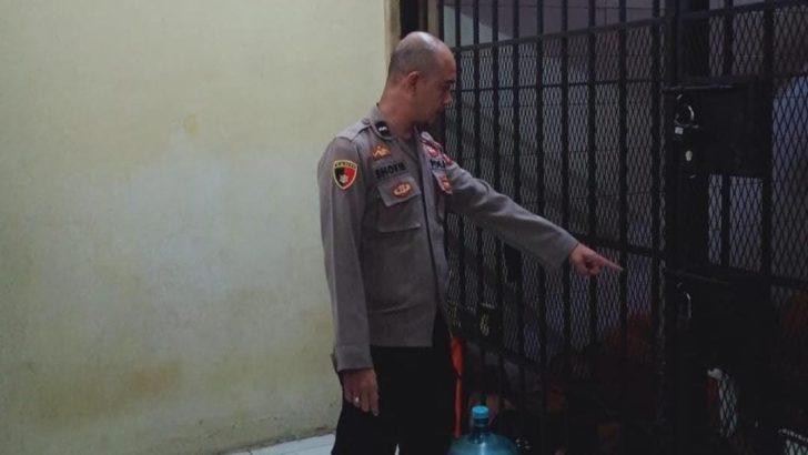 Petugas Jaga Tahanan melakukan kontrol tahanan pada malam hari