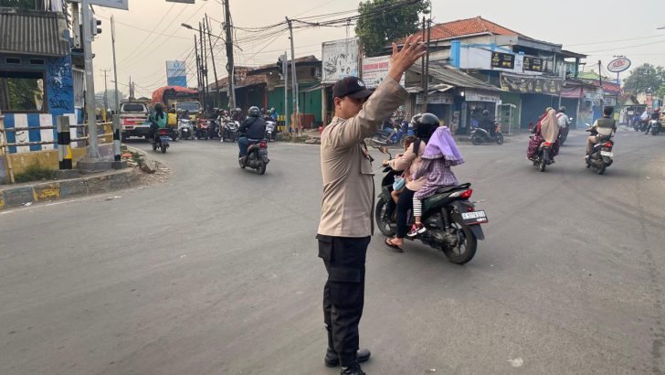 Personil Polsek Rajeg dipimpin Kanit samapta.melaksankan pengaturan arus lalin di perempatan kukun
