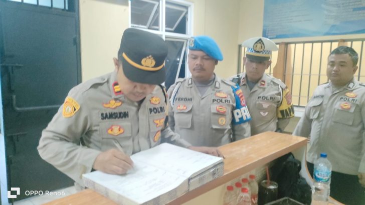 Iptu H.Samsudin selaku Pawas melakukan cek buku mutasi Petugas Jaga Tahanan Sattahti Polresta Tangerang