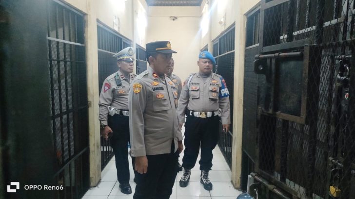 Pawas Iptu H.Samsudin melalukan kontrol tahanan malam hari