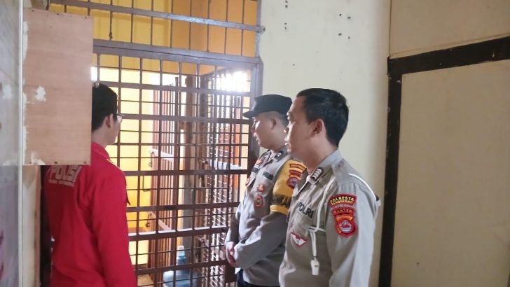 Personil Polsek Mauk Polresta Tangerang Polda Banten Pengecekan Ruang Tahanan Pada Malam Hari