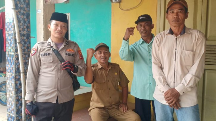 Bhabinkamtibmas Aipda Rusdi sambang ke warga memberikan himbahuan kamtibmas.
