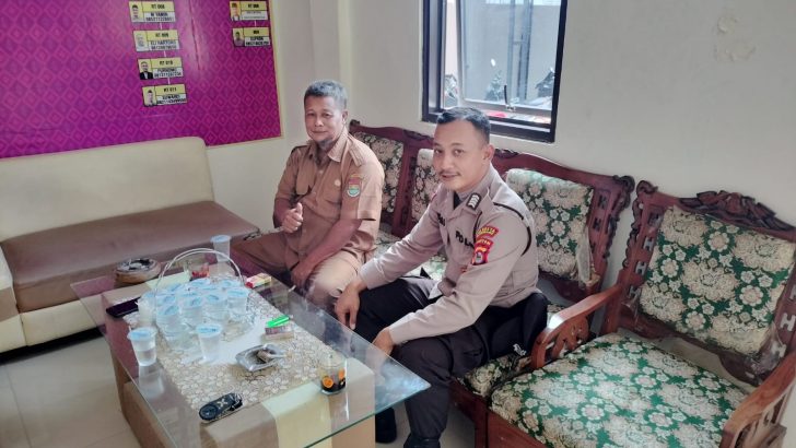 Bhabinkamtibmas Sambangi Kantor Desa dan Sampaikan Pesan Kamtibmas