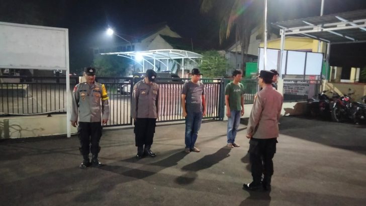 Melanjutkan tugas rutin, Pawas Polsek Kresek pimpin Apel Malam di halaman Mapolsek Kresek.