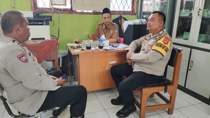 Tingkatkan Kemitraan Kanit Binmas Polsek Pasar Kemis Sambangi Sekolah Sampaikan Pesan