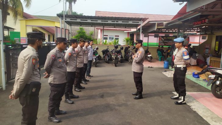 Mengawali tugas rutin, Kanit Binmas Polsek Kresek pimpin Apel Pagi di halaman Mapolsek Kresek.