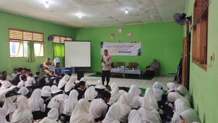 Cegah Kenakalan Remaja dan Aksi Bullying, Kanit Binmas Polsek Pasar Kemis Berikan Penyuluhan di SMP Negeri 4 Pasar Kemis