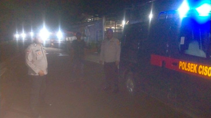 Melaksanakan Patroli Barcode di Daerah Hukum Polsek Cisoka
