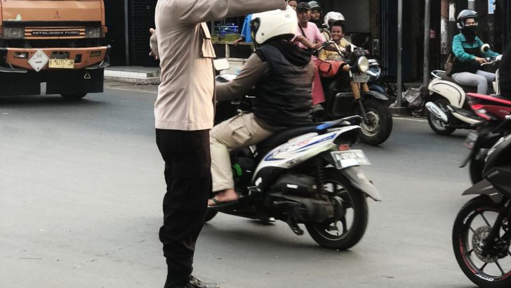 Ciptakan Kamseltibcarlantas Unit Samapta Polsek UPasar Kemis Lakukan Gatur Lalin sore Hari
