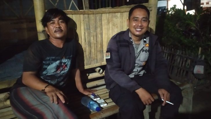 Kesigapan Polisi RW Polsek Kresek dalam segala permasalahan diwilayah, Anggota Polsek Kresek kunjungi warga di Desa.