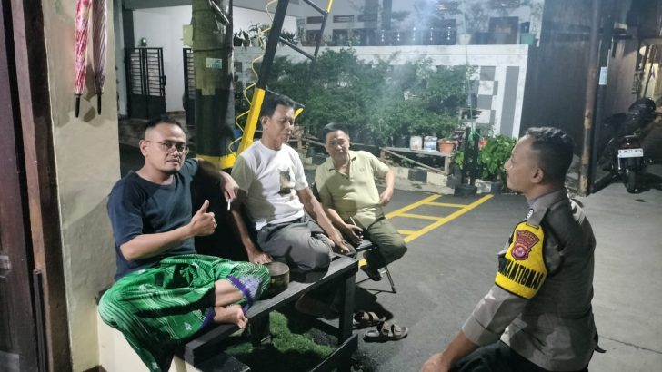 Bhabinkamtibmas Sambangi Warga Perumahan Sampaikan Pesan Kamtibmas