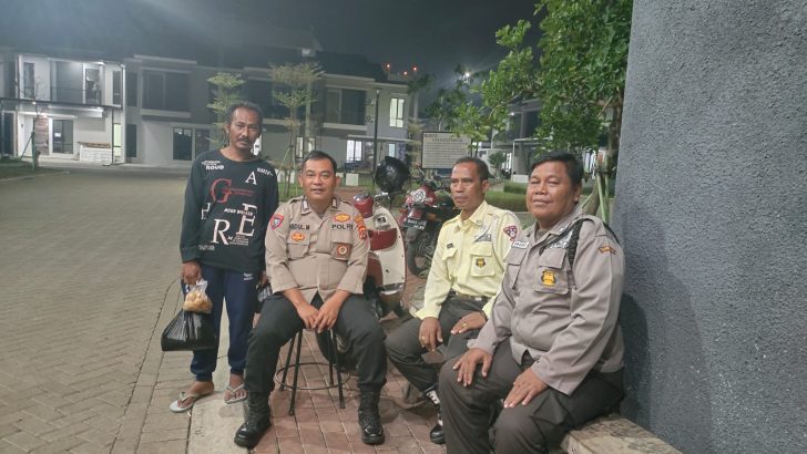 Bhabinkamtibmas Sambangi Pos Satpam Sampaikan Pesan Kamtibmas