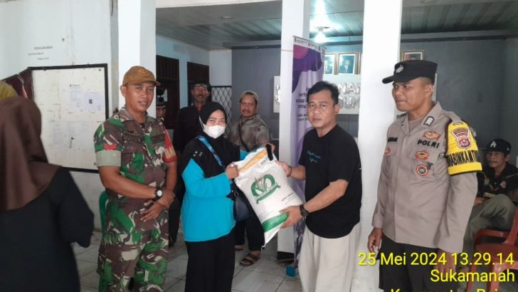 Bhabinkamtibmas desa Sukamanah memantau pendistribusian beras untuk warga di desa binaannyaadmin polsek jajaranMay 25, 20240 Comment