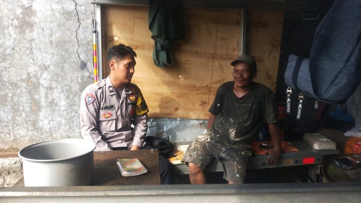 Melalui Giat Sambang Bhabinkamtibmas Sampaikan Pesan-pesan Kamtibmas Warga Masyarakat