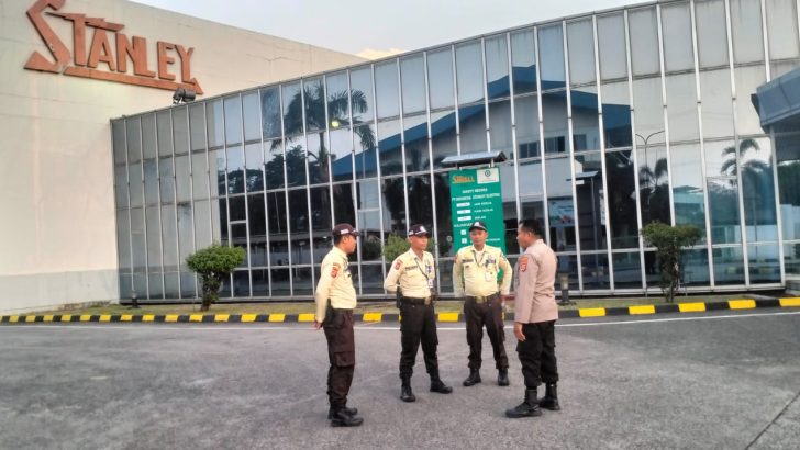 Personil Sat Pamobvit Polresta Tangerang melaksanakan patroli dialogis ke PT. Indonesia Stanley di kawasan objek vital nasional Cikupamas