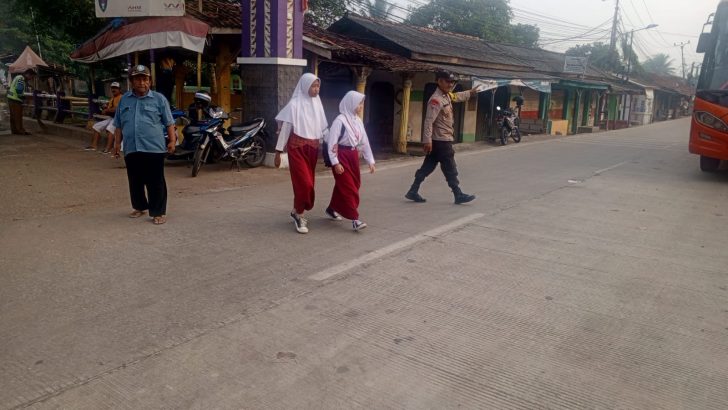 Demi kelancaran aktivitas masyarakat, Polsek Kresek Polres Kota Tangerang lakukan giat Gatur Lalin di pagi hari. 