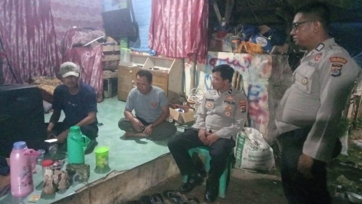 Anggota Polsek Kresek lalukan Patroli Sambang di Desa, sebagai bentuk upaya pendekatan diri dengan masyarakat.