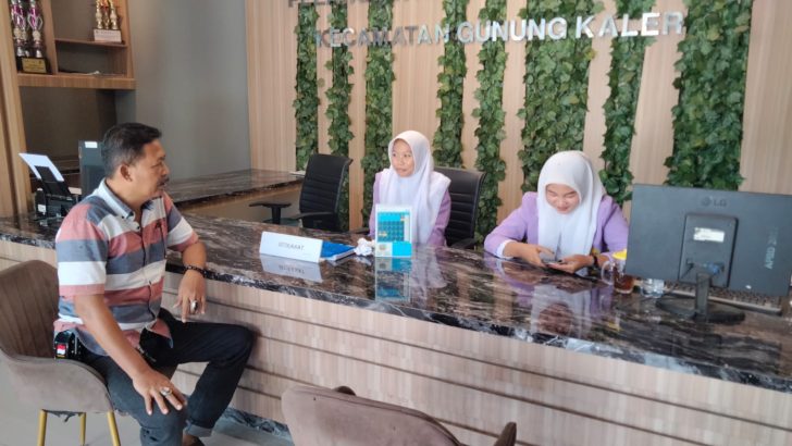Polisi RW Polsek Kresek tak henti-hentinya kunjungi warga di Desa guna pendekatan diri kepada warga di Binaannya di Desa.
