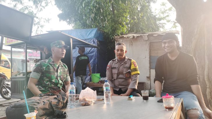 Sinergitas TNI-POLRI, Bhabinkamtibmas Sambang Warga Bersama Babinsa