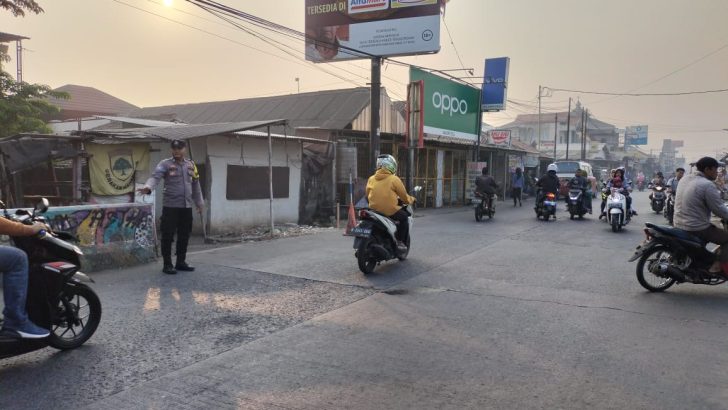 Anggota Bhabinkamtibmas Polsek Mauk Gatur Lalin Pagi Hari Diperempatan Pasar jatiwaringin