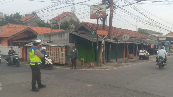 Anggota Lantas Polsek Mauk Gatur Lalin Pagi Hari Diperempatan Tugu Mauk