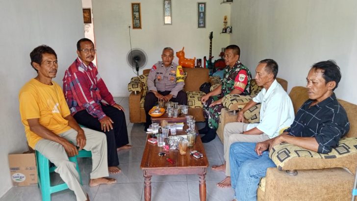 Upaya menjalin Sinergitas TNI-Polri dengan masyarakat, Polsek Kresek lakukan kegiatan Sambang dan Penggalangan.
