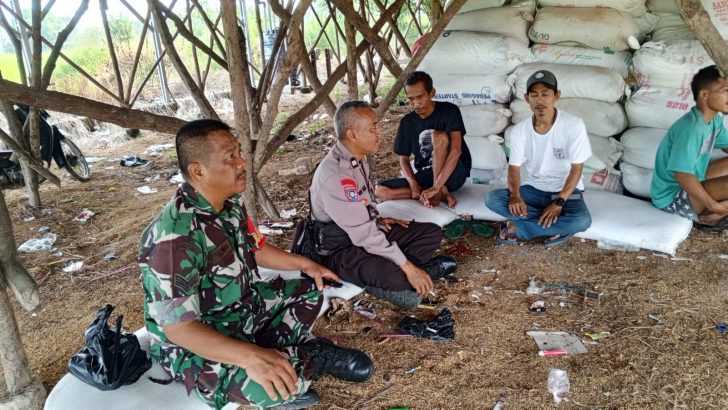 Pak Bhabin dan Babinsa kunjungi warga di Desa dalam rangka menjalin Sinergitas TNI-Polri dengan warga di Desa