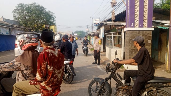 Demi kelancaran aktivitas masyarakat, Polsek Kresek Polres Kota Tangerang lakukan giat Gatur Lalin di pagi hari. 