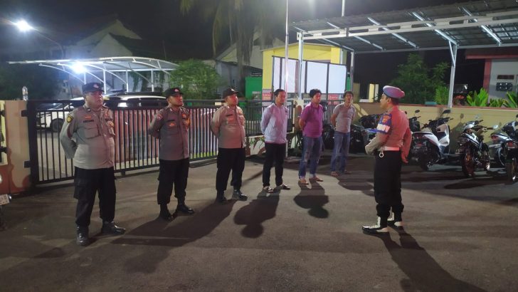 Melanjutkan tugas rutin, Pawas Polsek Kresek pimpin Apel Malam di halaman Mapolsek Kresek.