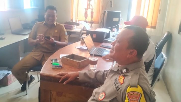 Bhabinkamtibmas Desa Sukamantri Semanting Sambangi Kantor Desa, Perkuat Koordinasi Kamtibmas