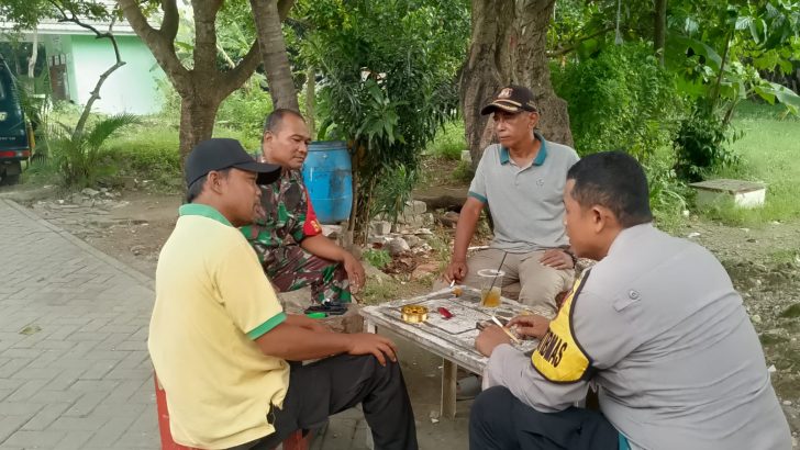 TNI-POLRI Bersinergi, Bhabinkamtibmas Sambang Warga Bersama Babinsa