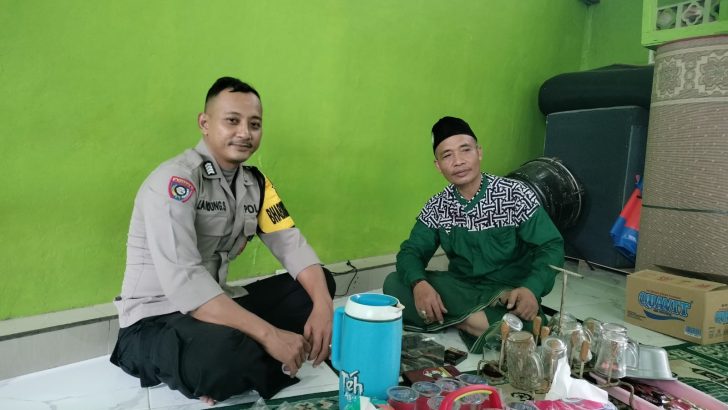 Bhabinkamtibmas Sambangi Warga Perumahan Sampaikan Pesan Kamtibmas