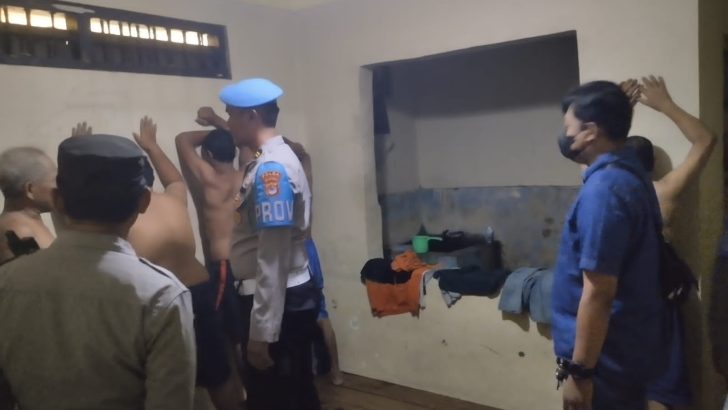 Piket Fungsi Melakukan pengecekan ruangan tahanan
