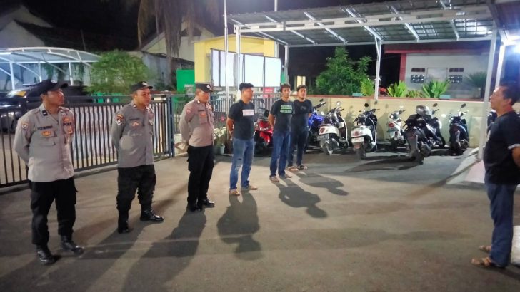 Melanjutkan tugas rutin, Pawas Polsek Kresek pimpin Apel Malam di halaman Mapolsek Kresek.