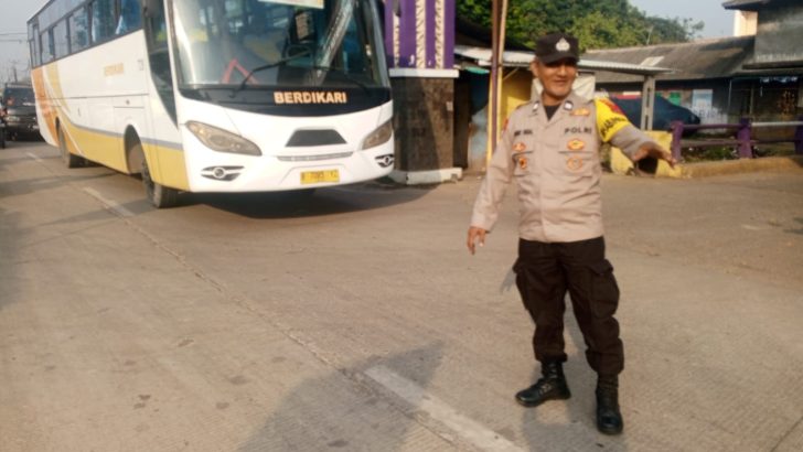 Demi kelancaran aktivitas masyarakat, Polsek Kresek Polres Kota Tangerang lakukan giat Gatur Lalin di pagi hari. 