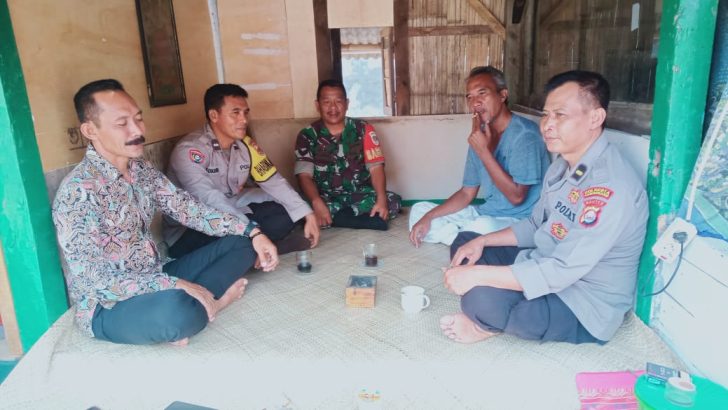 Pak Bhabin dan Babinsa kunjungi warga di Desa dalam rangka menjalin Sinergitas TNI-Polri dengan warga di Desa