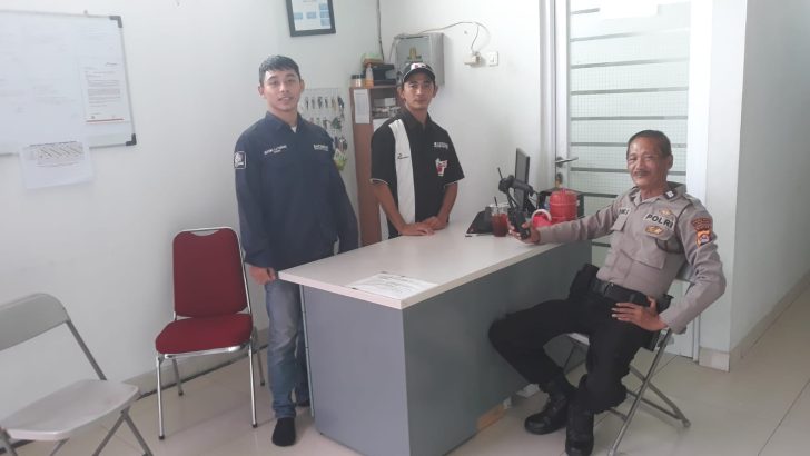 Kesigapan Polisi RW Polsek Kresek dalam segala permasalahan diwilayah, Anggota Polsek Kresek kunjungi warga di Desa.