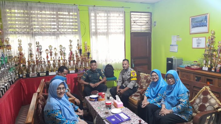 Sambangi Guru SD, Bhabinkamtibmas Sampaikan Pesan Kamtibmas
