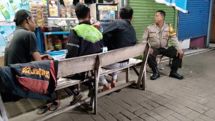 Patroli Sambang, Bhabinkamtibmas Ajak Warga Jaga Kamtibmas