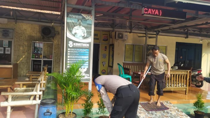Mencerminkan Keimanan, anggota Polsek Kresek lakukan kegiatan bersih-bersih di lingkungan Mapolsek